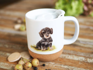 Keramiktasse mit abnehmbarem Korkboden und Deckel, liebevoll bedruckt mit Naturmotiv Dackel