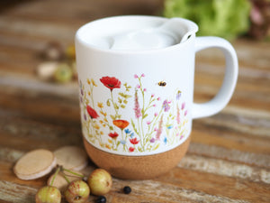 Keramiktasse mit abnehmbarem Korkboden und Deckel, liebevoll bedruckt mit Blumenwiese