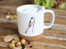 Laden Sie das Bild in den Galerie-Viewer, Große Tasse mit Korkboden &quot;Feine Schwanzmeise&quot;

