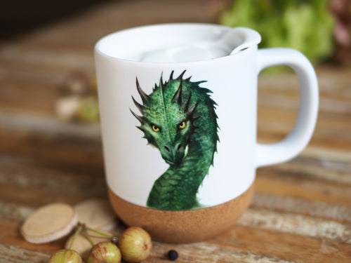 Keramiktasse mit abnehmbarem Korkboden und Deckel, liebevoll bedruckt mit grünem Drache