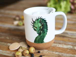 Keramiktasse mit abnehmbarem Korkboden und Deckel, liebevoll bedruckt mit grünem Drache