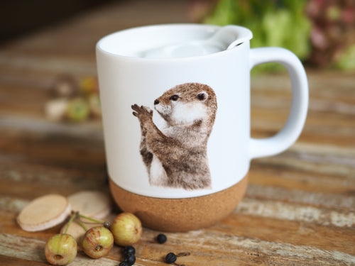 Keramiktasse mit abnehmbarem Korkboden und Deckel, liebevoll bedruckt mit Otter