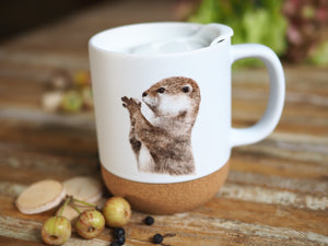 Keramiktasse mit abnehmbarem Korkboden und Deckel, liebevoll bedruckt mit Otter