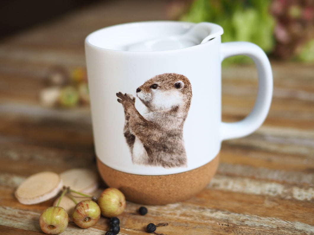 Keramiktasse mit abnehmbarem Korkboden und Deckel, liebevoll bedruckt mit Otter