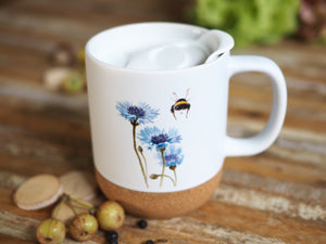 Große Tasse mit Korkboden "Kornblume mit Hummel"