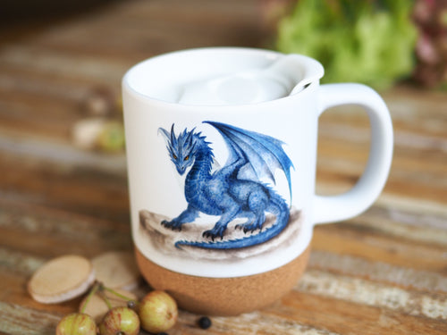 Keramiktasse mit abnehmbarem Korkboden und Deckel, liebevoll bedruckt mit blauem Drache