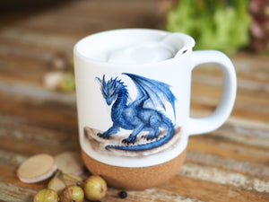 Keramiktasse mit abnehmbarem Korkboden und Deckel, liebevoll bedruckt mit blauem Drache