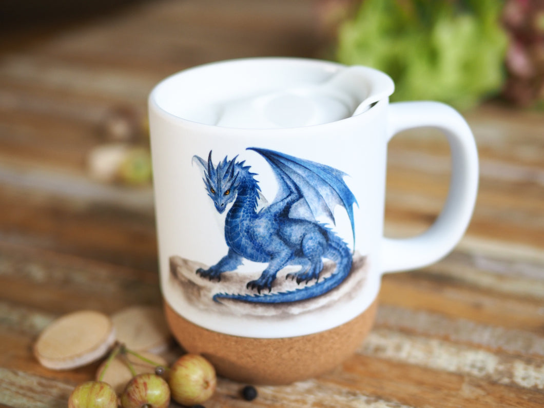 Keramiktasse mit abnehmbarem Korkboden und Deckel, liebevoll bedruckt mit blauem Drache