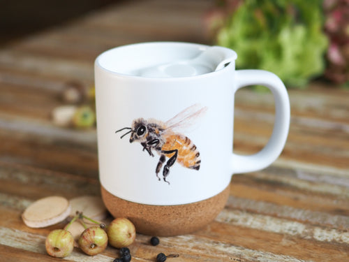 Keramiktasse mit abnehmbarem Korkboden und Deckel, liebevoll bedruckt mit Naturmotiv Biene