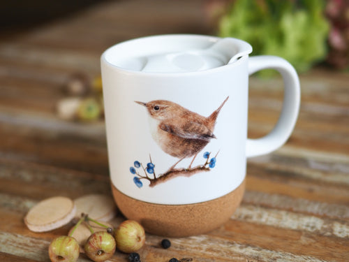 Keramiktasse mit abnehmbarem Korkboden und Deckel, liebevoll bedruckt mit Zaunkönig