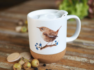 Keramiktasse mit abnehmbarem Korkboden und Deckel, liebevoll bedruckt mit Zaunkönig