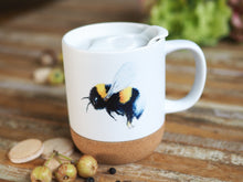 Laden Sie das Bild in den Galerie-Viewer, Keramiktasse mit abnehmbarem Korkboden und Deckel, liebevoll bedruckt mit Naturmotiv Hummel
