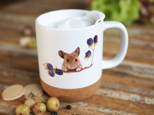 Keramiktasse mit abnehmbarem Korkboden und Deckel, liebevoll bedruckt mit Maus