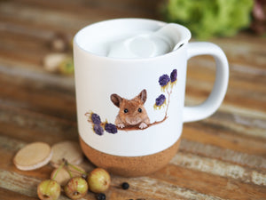 Keramiktasse mit abnehmbarem Korkboden und Deckel, liebevoll bedruckt mit Naturmotiv Maus