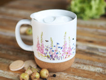 Laden Sie das Bild in den Galerie-Viewer, Große Tasse mit Korkboden &quot;Zarte Juniwiese&quot;
