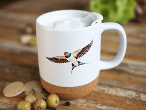 Keramiktasse mit abnehmbarem Korkboden und Deckel, liebevoll bedruckt mit Naturmotiv Schwalbe