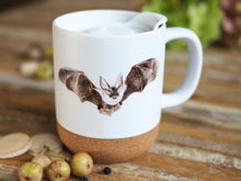 Laden Sie das Bild in den Galerie-Viewer, Keramiktasse mit abnehmbarem Korkboden und Deckel, liebevoll bedruckt mit Naturmotiv Fledermaus
