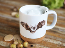 Laden Sie das Bild in den Galerie-Viewer, Große Tasse mit Korkboden &quot;Fledermaus&quot;
