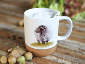 Keramiktasse mit abnehmbarem Korkboden und Deckel, liebevoll bedruckt mit Naturmotiv