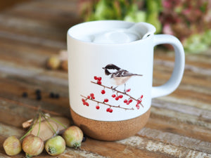 Keramiktasse mit abnehmbarem Korkboden und Deckel, liebevoll bedruckt mit Naturmotiv