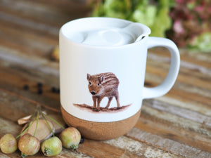 Keramiktasse mit abnehmbarem Korkboden und Deckel, liebevoll bedruckt mit Naturmotiv