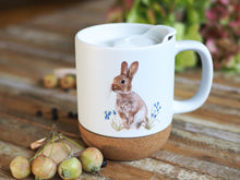 Laden Sie das Bild in den Galerie-Viewer, Große Tasse mit Korkboden &quot;Häschen im Gras&quot;
