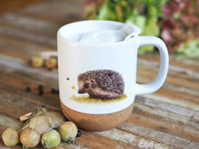 Laden Sie das Bild in den Galerie-Viewer, Große Tasse mit Korkboden &quot;Niedlicher Igel&quot;
