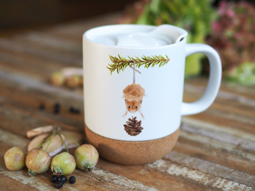 Keramiktasse mit abnehmbarem Korkboden und Deckel, liebevoll bedruckt mit Naturmotiv