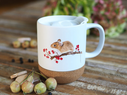 Keramiktasse mit abnehmbarem Korkboden und Deckel, liebevoll bedruckt mit Naturmotiv