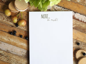 Notizblock mit handgemaltem Tier- oder Blumenmotiv, liebevoll gestaltet auf feinem Papier