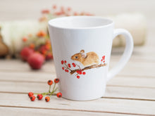 Laden Sie das Bild in den Galerie-Viewer, Konische Tasse &quot;Maus mit roten Beeren&quot;
