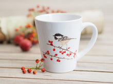 Laden Sie das Bild in den Galerie-Viewer, Konische Tasse &quot;Meise mit Beeren&quot;
