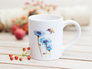 Feine, kleine Keramiktasse "Kornblume mit Biene"