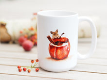 Laden Sie das Bild in den Galerie-Viewer, Große Teetasse &quot;Maus mit rotem Apfel&quot;
