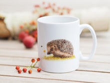 Laden Sie das Bild in den Galerie-Viewer, Feine Keramiktasse "Niedlicher Igel, Löwenzahn und Hummel"
