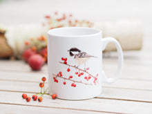 Laden Sie das Bild in den Galerie-Viewer, Feine Keramiktasse mit "Meise mit Beeren"
