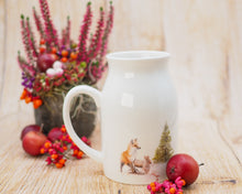 Laden Sie das Bild in den Galerie-Viewer, Milchkännchen/Vase &quot;Fuchs und Hase im Winterwald&quot;
