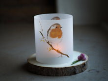 Laden Sie das Bild in den Galerie-Viewer, Windlicht Tischdeko &quot;Rotkehlchen mit Blüten&quot;
