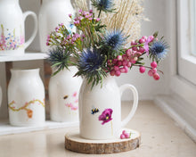 Laden Sie das Bild in den Galerie-Viewer, Vase Milchkännchen Biene
