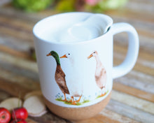 Laden Sie das Bild in den Galerie-Viewer, Grosse Tasse mit Korkboden &quot;Lustige Laufenten&quot;
