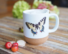Laden Sie das Bild in den Galerie-Viewer, Grosse Tasse mit Korkboden &quot;Leuchtender Schmetterling&quot;
