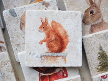 Laden Sie das Bild in den Galerie-Viewer, Steinfliese Vintage Deko &quot;Eichhörnchen im Schnee&quot;
