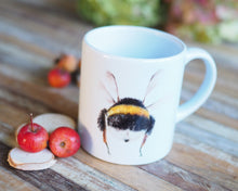 Laden Sie das Bild in den Galerie-Viewer, Kindertasse &quot;Plüschiger Hummelpo&quot;
