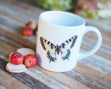 Laden Sie das Bild in den Galerie-Viewer, Kindertasse &quot;Schmetterling&quot;
