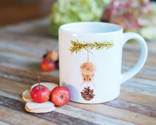 Laden Sie das Bild in den Galerie-Viewer, Kindertasse &quot;Freche Maus mit Tannenzweig&quot;
