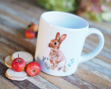 Laden Sie das Bild in den Galerie-Viewer, Kindertasse &quot;Häschen im Gras&quot;
