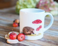 Laden Sie das Bild in den Galerie-Viewer, Kindertasse &quot;Igel mit Fliegenpilz&quot;
