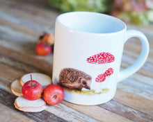 Laden Sie das Bild in den Galerie-Viewer, Kindertasse &quot;Igel mit Fliegenpilz&quot;
