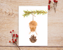 Laden Sie das Bild in den Galerie-Viewer, Weihnachtskarte Maus mit Zapfen
