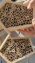 Laden und Abspielen von Videos im Galerie-Viewer, Bienenhotel / Insektenhaus mit handgemalter Hummel
